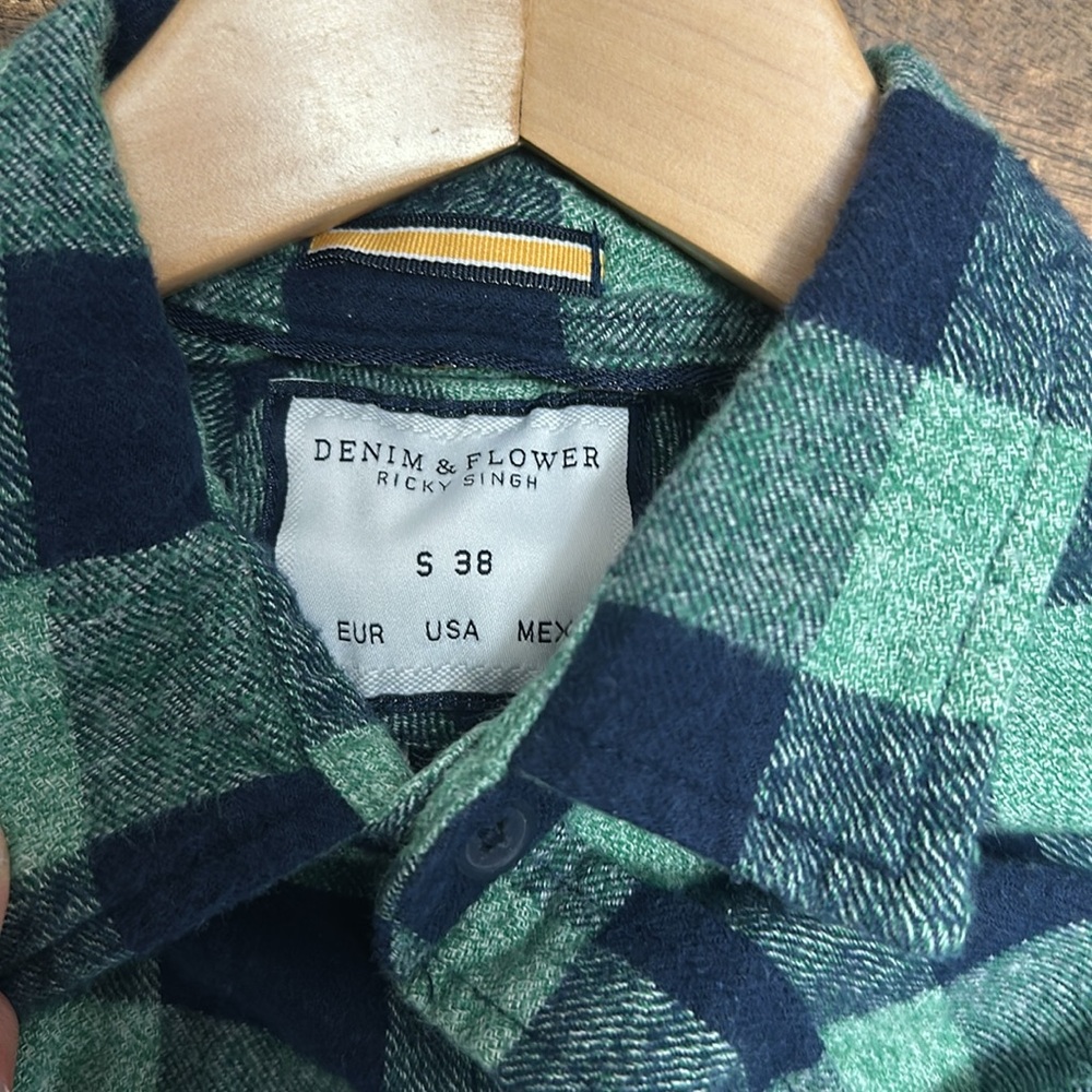 Flannel button up 
Men’s - Picture 3 of 4